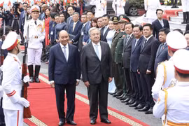 Chủ tịch nước Nguyễn Xuân Phúc với Tổng Thư ký Liên hợp quốc António Guterres tại lễ đón. (Ảnh: Lâm Khánh/TTXVN)
