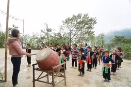 Giờ học thể dục tại điểm trường Huồi Cọ, trường Tiểu học Nhôn Mai, huyện Tương Dương. (Ảnh: Bích Huệ/TTXVN)