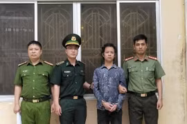 Đối tượng Trần Văn Tuấn tại cơ quan công an. (Ảnh: TTXVN phát)