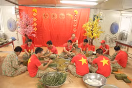 Không khí gói bánh chưng đón Tết đầm ấm của các chiến sỹ mũ nồi xanh. (Nguồn: vietnamnet.vn)