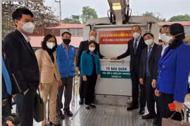 Ông Takeshi Kasai, Giám đốc WHO khu vực Tây Thái Bình Dương và đoàn công tá kiểm tra xe tiêm chủng lưu động của Trung tâm Kiểm soát Bệnh tật tỉnh Yên Bái. (Ảnh: TTXVN phát)