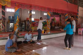 Câu lạc bộ hát Aday ấp 4, xã Xà Phiên tập luyện tại chùa Pô Thi Vong Sa. (Ảnh: Hồng Thái/TTXVN)