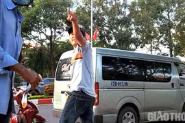 Tài xế đe dọa, đánh phóng viên. (Nguồn: baogiaothong.vn)