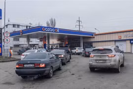 Các phương tiện xếp hàng tại trạm xăng ở Almaty, Kazakhstan, ngày 11/1/2022. (Ảnh: THX/TTXVN)
