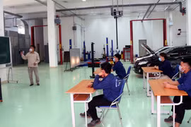 Các học viên khoa công nghệ ôtô được học lý thuyết và thực hành sư phạm ngay trong xưởng học. (Ảnh: Đại Nghĩa/TTXVN)