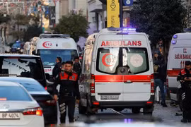 Xe cứu thương được triển khai tại hiện trường vụ nổ trên phố đi bộ ở trung tâm Istanbul, Thổ Nhĩ Kỳ ngày 13/11/2022. (Ảnh: Sky News/TTXVN)