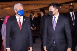 Thủ tướng Malaysia Ismail Sabri Yaakob (trái) được Thái tử Al-Muhtadee Billah của Brunei chào đón khi ông đến Brunei. (Ảnh: straitstimes.com)