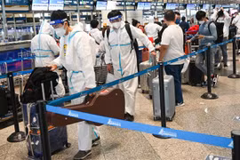 Hành khách chờ làm thủ tục tại sân bay quốc tế Kuala Lumpur, Malaysia, ngày 29/11/2021. (Ảnh: AFP/TTXVN)