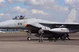 Hai máy bay chiến đấu F-15 của Lực lượng Phòng vệ Trên không Nhật Bản hạ cánh tại Căn cứ Không quân Clark ngày 6/12. (Nguồn: Nikkei Asia)