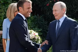Tổng thống Nga Vladimir Putin (phải) và Tổng thống Pháp Emmanuel Macron (trái) tại cuộc họp báo chung sau hội đàm ở Moskva, Nga, ngày 7/2/2022. (Ảnh: AFP/TTXVN)