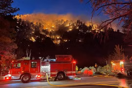 Khói lửa bốc lên từ đám cháy rừng tại Wrightwood, California, Mỹ, ngày 11/6/2022. (Ảnh: AFP/TTXVN)