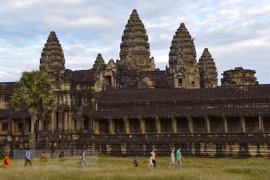 Khách du lịch tham quan đền Angkor Wat ở tỉnh Siem Reap, Campuchia. (Ảnh: AFP/TTXVN)