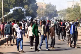 Lực lượng an ninh Sudan sử dụng hơi cay để giải tán đám đông biểu tình ở thành phố Omdurman ngày 4/1/2022. (Ảnh: AFP/TTXVN)