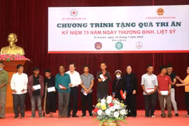 Nguyên Chủ tịch nước Trương Tấn Sang và Nguyên Bí thư Trung ương Đảng, nguyên Trưởng ban Dân vận Trung ương Hà Thị Khiết tặng quà cho các gia đình chính sách huyện Vị Xuyên. (Ảnh: Minh Tâm/TTXVN)