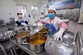 Huy động phụ huynh tham gia giám sát an toàn thực phẩm trong trường học.(Ảnh: Thanh Tùng/TTXVN)