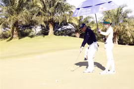 Phó Thủ tướng Chính phủ Lào Kikeo Khaykhamphithoune thể hiện kỹ năng tại giải Golf Hữu nghị Việt-Lào. (Ảnh: Phạm Kiên/TTXVN)