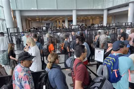Hành khách chờ làm thủ tục tại sân bay Charlotte, bang North Carolina, Mỹ, ngày 2/7/2022. (Ảnh: AFP/TTXVN)