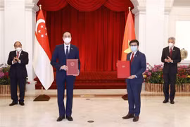  Chủ tịch nước Nguyễn Xuân Phúc với Thủ tướng Singapore Lý Hiển Long chứng kiến Ủy ban Trung ương MTTQ Việt Nam và Hiệp hội Nhân dân Singapore trao đổi văn kiện hợp tác giai đoạn 2022-2024. (Ảnh: Thống Nhất/TTXVN)