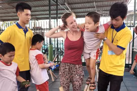 Cha mẹ cần kiên trì, tin tưởng, yêu thương và sự đồng hành cùng trẻ tự kỷ. (Ảnh: Mỹ Phương/TTXVN)
