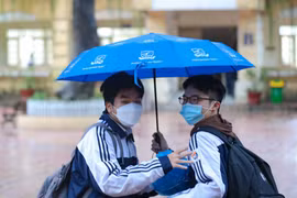 [Photo] Hà Nội: Học sinh khối 12 trường THPT Việt Đức đi học trực tiếp