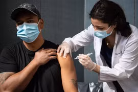 Nhân viên y tế tiêm vaccine phòng COVID-19 cho người dân tại New York, Mỹ. (Ảnh: AFP/TTXVN)