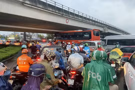 [Photo] TP.HCM: Các phương tiện giao thông tăng đột biến trước kỳ nghỉ
