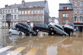 Cảnh ngập lụt do mưa lớn tại thành phố Verviers, Bỉ ngày 15/7/2021. (Ảnh: AFP/TTXVN)