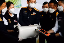 Các nhà chức trách Thái Lan thu giữ 897kg methamphetamine trị giá 2,7 tỷ baht (79.733.079 USD) được vận chuyển từ Đài Loan, ngày 4/12/2021. (Nguồn: Reuters)