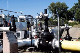 Đường ống dẫn dầu Druzhba nối giữa Hungary và Nga tại nhà máy lọc dầu Danube của Tập đoàn MOL ở Szazhalombatta, Hungary, hồi tháng 5. (Ảnh: Reuters)
