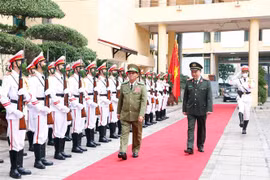 Đại tướng Vilay Lakhamphong, Ủy viên Bộ Chính trị, Bộ trưởng Bộ Công an nước Cộng hòa Dân chủ Nhân dân Lào duyệt đội danh dự Công an nhân dân Việt Nam. (Ảnh: Phạm Kiên/TTXVN)