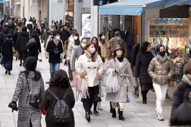 Người dân đeo khẩu trang phòng dịch COVID-19 tại Tokyo, Nhật Bản. (Ảnh: Kyodo/TTXVN)