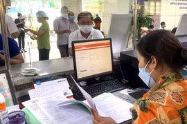 Người dân làm thủ tục hành chính tại Chi nhánh Văn phòng Đăng ký đất đai quận Gò Vấp (TP. HCM). (Ảnh: sggp.org.vn)