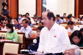 Ông Tăng Chí Thượng, Giám đốc Sở Y tế Thành phố Hồ Chí Minh trao đổi về tình hình y tế, dịch bệnh. (Ảnh: Xuân Khu/TTXVN)