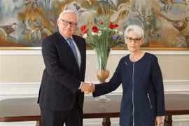 Thứ trưởng Ngoại giao Nga Sergey Ryabkov (trái) và Thứ trưởng Ngoại giao Mỹ Wendy Sherman tại cuộc đối thoại chiến lược Nga - Mỹ ở Geneva, Thụy Sĩ, ngày 30/9/2021. (Ảnh: AFP/TTXVN)