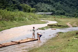 Nguồn nước suối Duộc trước khi đổ vào sông Nậm Tôn đã cải thiện đáng kể so với trước đây. (Ảnh: Văn Tý/TTXVN)