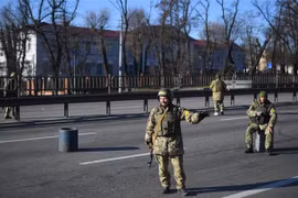 Binh sỹ Ukraine chốt chặn trên một tuyến phố ở thủ đô Kiev ngày 26/2/2022. (Ảnh: AFP/TTXVN)