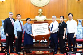 Chủ tịch Ủy ban Trung ương Mặt trận Tổ quốc Việt Nam Đỗ Văn Chiến tiếp nhận tài trợ của Tập đoàn Masterise Group. (Ảnh: Minh Đức/TTXVN)