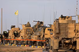 Đoàn xe tải quân sự Mỹ tại mỏ dầu al-Omar ở Deir Al Zor, Syria, ngày 23 tháng 3 năm 2019. (Nguồn: Tân hoa xã)