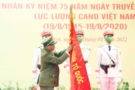 Lào trao tặng Huân chương cho tập thể, cá nhân của Bộ Công an Việt Nam