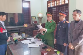 Cơ quan Cảnh sát điều tra Công an tỉnh Thanh Hóa thi hành lệnh bắt tạm giam đối với Nguyễn Xuân Phượng (dấu X) giám đốc Công ty TNHH xây dựng và thương mại Tân Hải. (Ảnh: Công an Thanh Hóa)