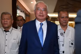 Cựu Thủ tướng Malaysia Najib Razak (giữa) tới phiên tòa ở Kuala Lumpur ngày 28/8/2019. (Ảnh: AFP/TTXVN)