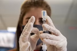 Nhân viên y tế chuẩn bị vaccine ngừa COVID-19 tại trung tâm y tế ở Boston, bang Massachusetts, Mỹ. (Ảnh: AFP/TTXVN)