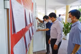Bí thư Tỉnh ủy Điện Biên Nguyễn Văn Thắng kiểm tra công tác chuẩn bị bầu cử tại một điểm bầu cử tại phường Him Lam, thành phố Điện Biên Phủ. (Ảnh: Xuân Tư/TTXVN)
