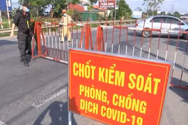 Lực lượng chức năng chốt tại cửa ngõ ra vào trên địa bàn huyện Thuận Thành. (Ảnh: Đinh Văn Nhiều/TTXVN)