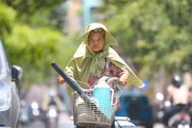 Người lao động chật vật mưu sinh trong nắng nóng. (Ảnh: Thanh Tùng/TTXVN)