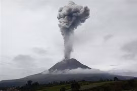 Cột tro bụi phun lên từ miệng núi lửa Sinabung nhìn từ Karo, Bắc Sumatra, Indonesia, ngày 26/4. (Ảnh: AFP/TTXVN)