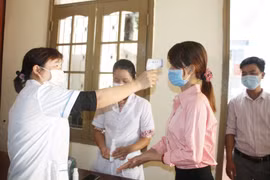 Nhân viên Trạm Y tế xã Buôn Triết (huyện Lắk) đo thân nhiệt cho đại biểu và người dân tham dự Hội nghị tiếp xúc cử tri giữa các ứng cử viên HĐND tỉnh với cử tri xã Buôn Triết và Buôn Tría. (Nguồn: baodaklak.vn)