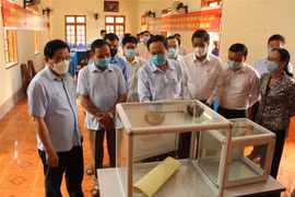 Ông Trần Thanh Mẫn, Phó Chủ tịch Thường trực Quốc hội, và Đoàn công tác kiểm tra khu vực bỏ phiếu số 7, xã Hua La, thành phố Sơn La, tỉnh Sơn La. (Ảnh: Nguyễn Cường/TTXVN)