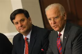 Chánh văn phòng Nhà Trắng Ron Klain (trái) và Tổng thống Mỹ Joe Biden (phải) tại một cuộc họp ở Washington, DC, Mỹ . (Ảnh: AFP/TTXVN)