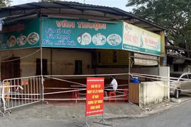 Khoanh vùng, xử lý khử khuẩn tại nơi có ca mắc COVID-19 từng bán hàng ăn sáng, phường Trần Phú, thành phố Hải Dương. (Ảnh: Mạnh Tú/TTXVN)